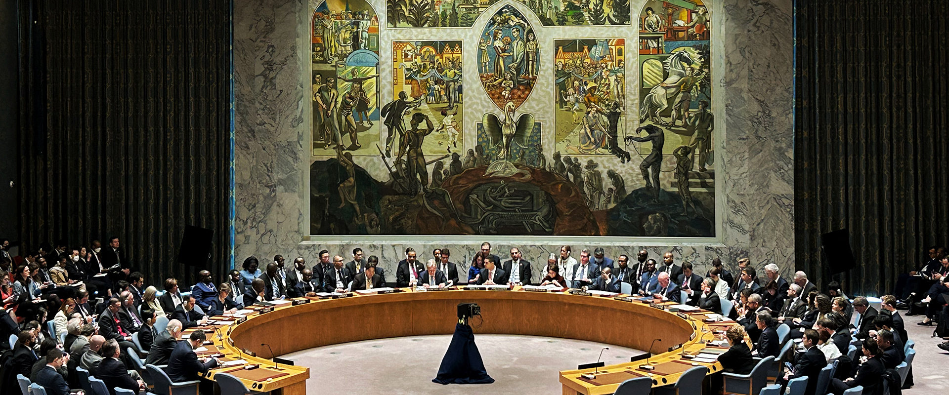 Leading Without Power: Charismatic and Adaptive Leadership in the Office of the UN SG